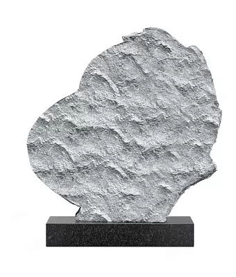 Памятник сердце в камне